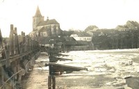 Walka z krą na moście w Pyzdrach. Fotografia z około 1917...
